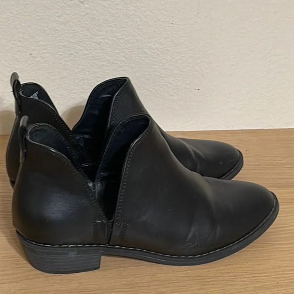 Universal Thread Shoes - Universal Thread Women's Black Cut out ankle booties Women's size 6.5